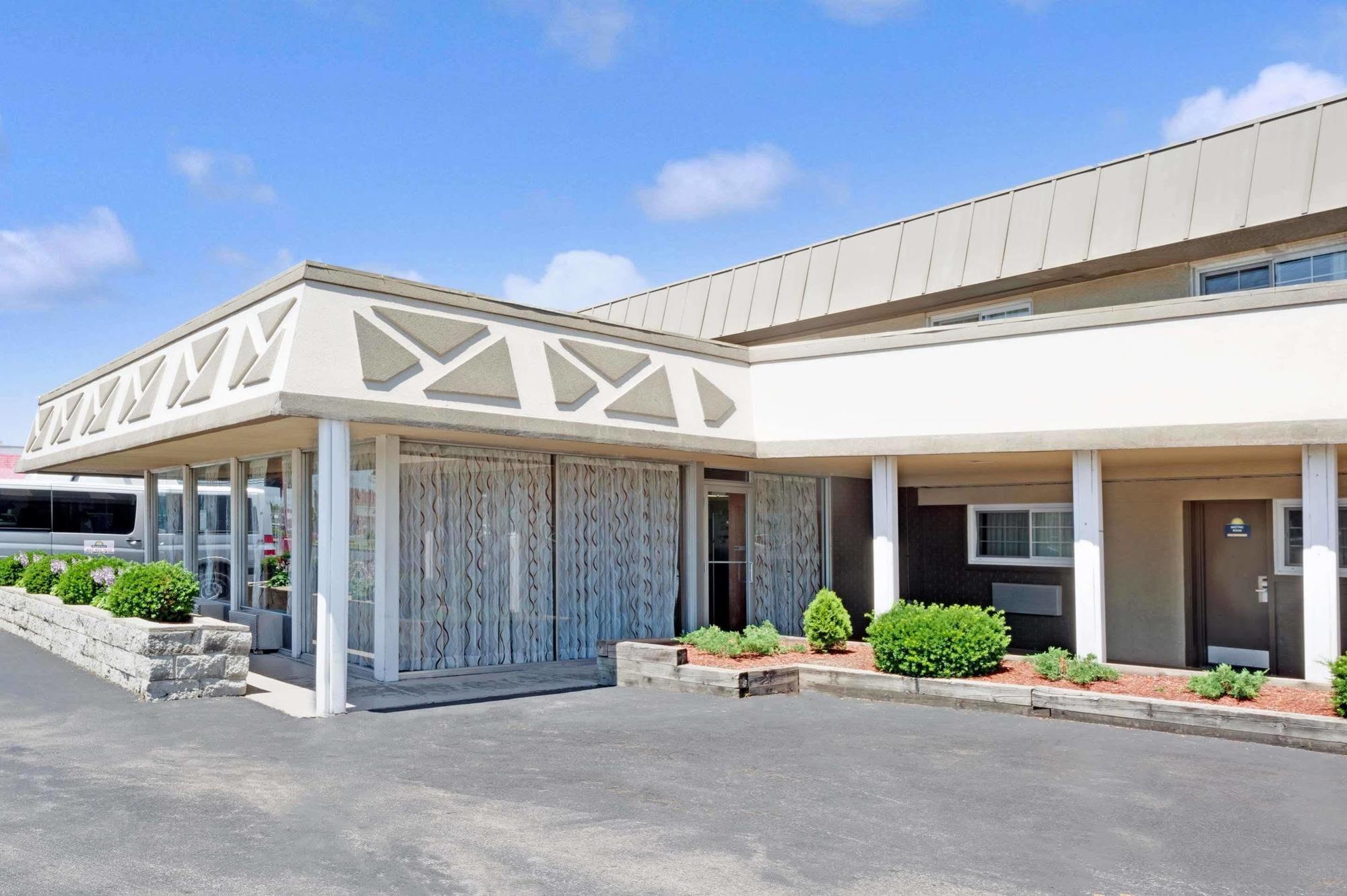 Days Inn By Wyndham Elk Grove Village O'Hare Airport West Exterior photo